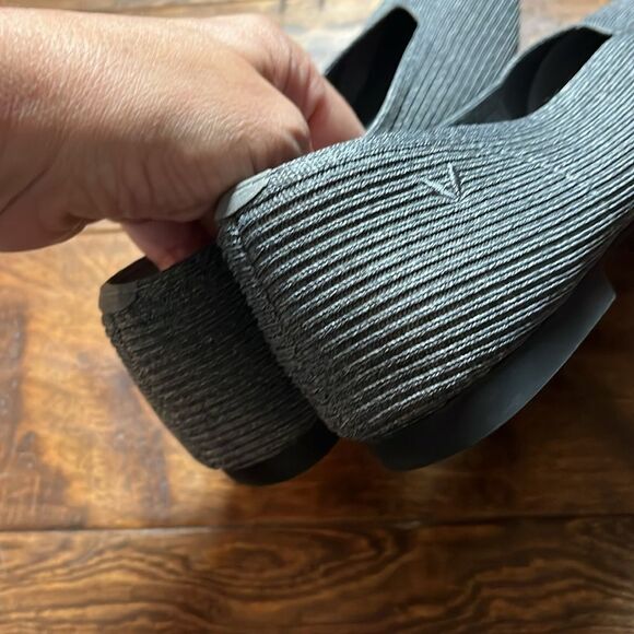 Vivaia Gray Square-Toe V-Cut Flats (Margot 2.0), size 7 - Picture 6 of 10